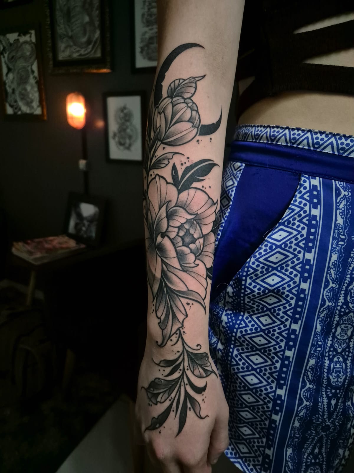Tatuagem floral autoral no braço