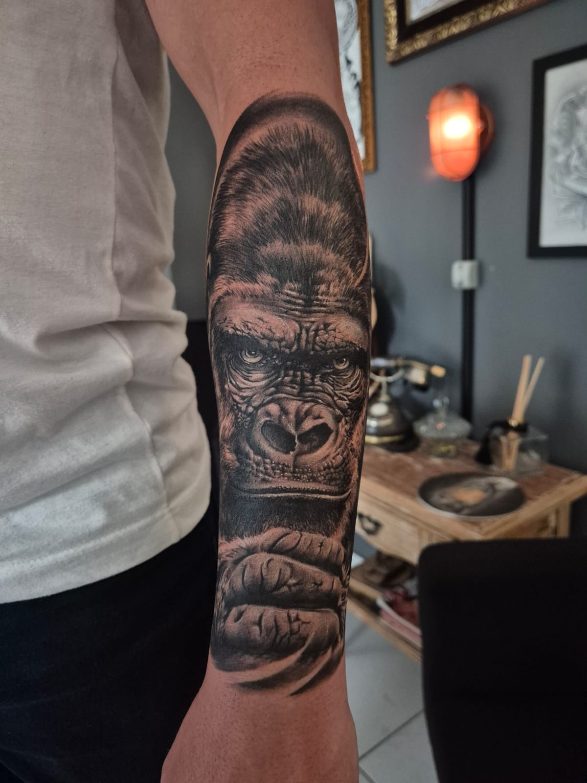 Tatuagem realista de gorila no antebraço