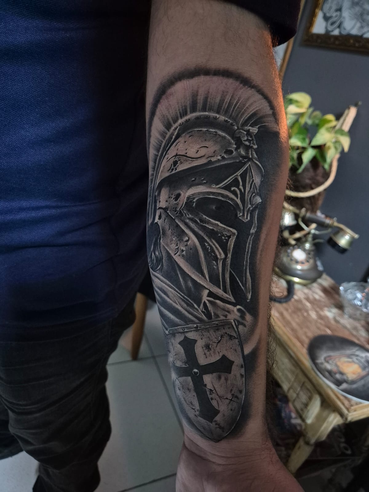 Tatuagem de elmo espartano e escudo