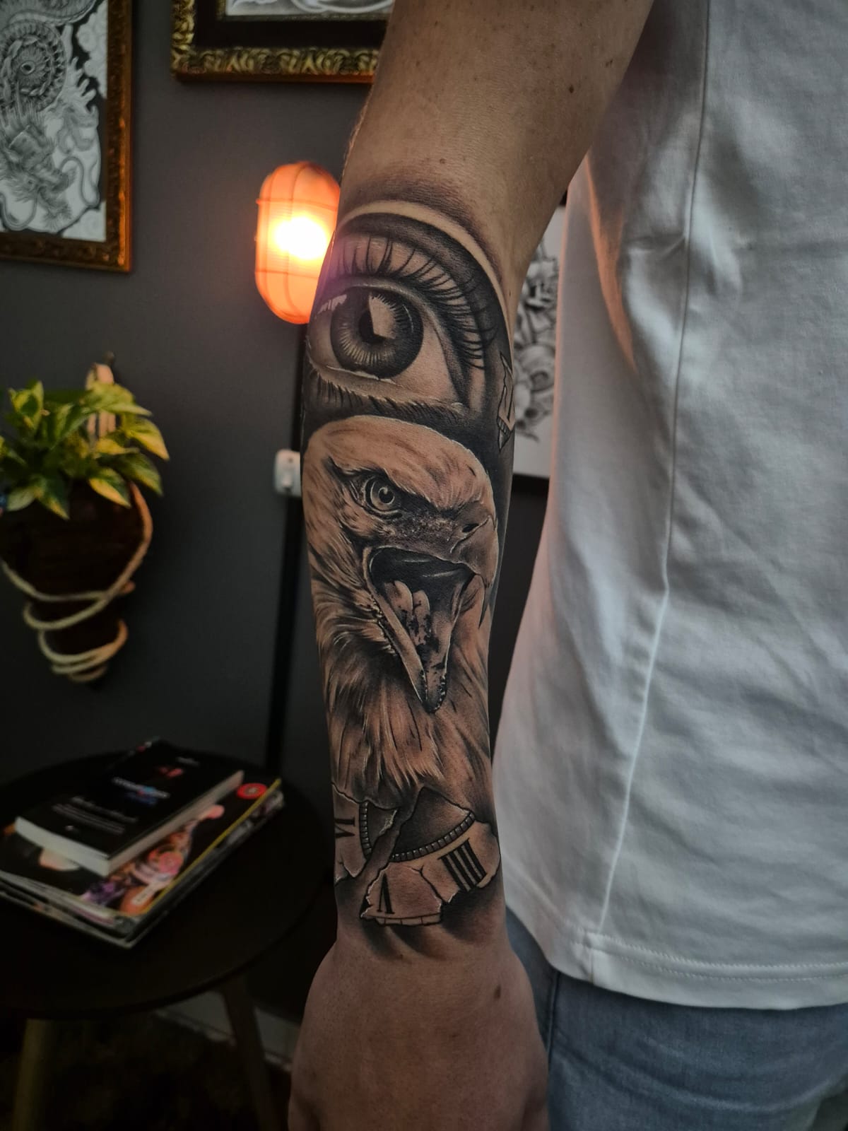 Tatuagem realista de olho e águia